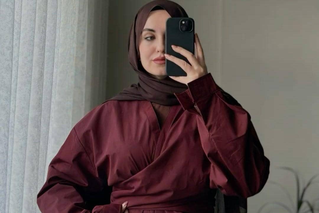 Cokelat memberi nuansa earthy pada baju merah. pinterest/dilarayuzgecer