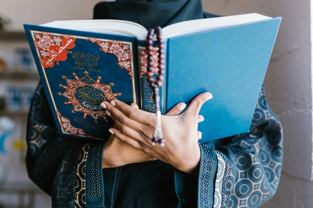 ilustrasi membaca Al-Qur'an (pexels.com/RDNE Stock project)