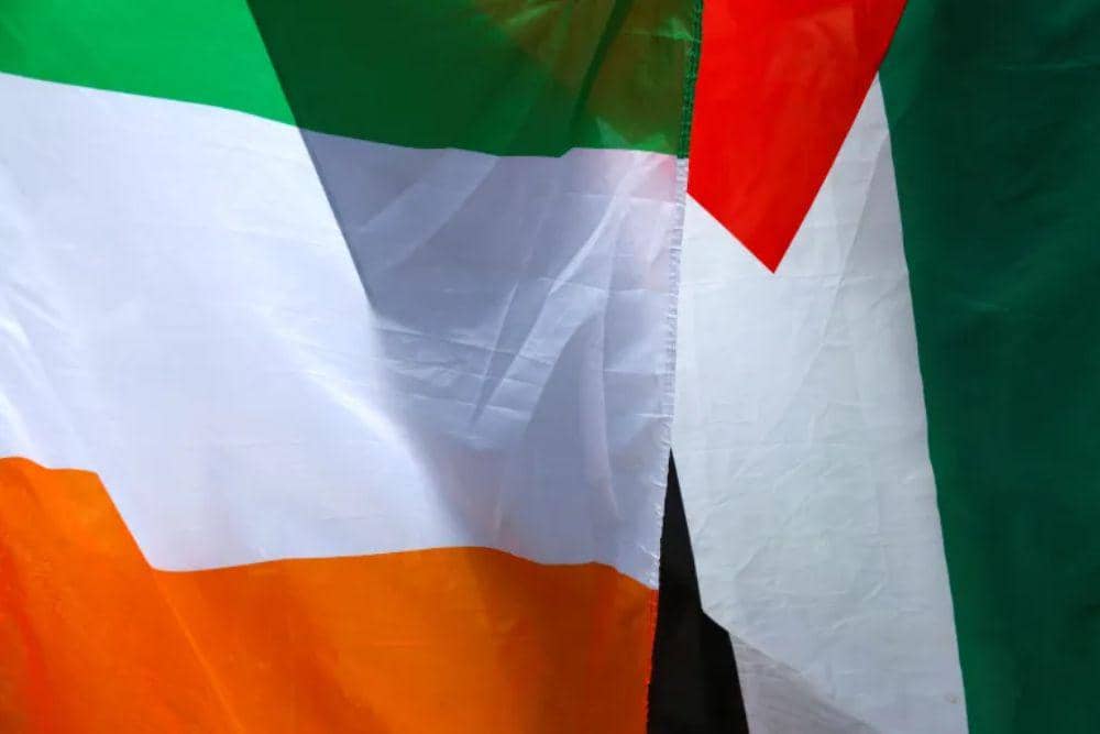 Ilustrasi bendera Irlandia dan Palestina. (REUTERS/Clodagh Kilcoyne via Al Jazeera)