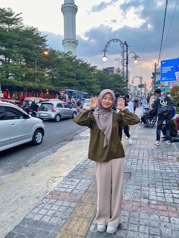 baju army cocok dengan celana warna apa