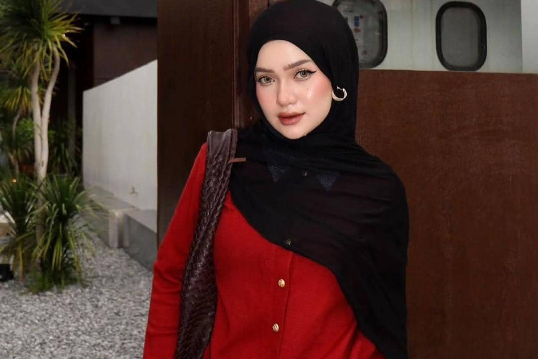 Jilbab hitam memberi kontras tegas pada baju merah.  pinterest/OOTD HIJAB