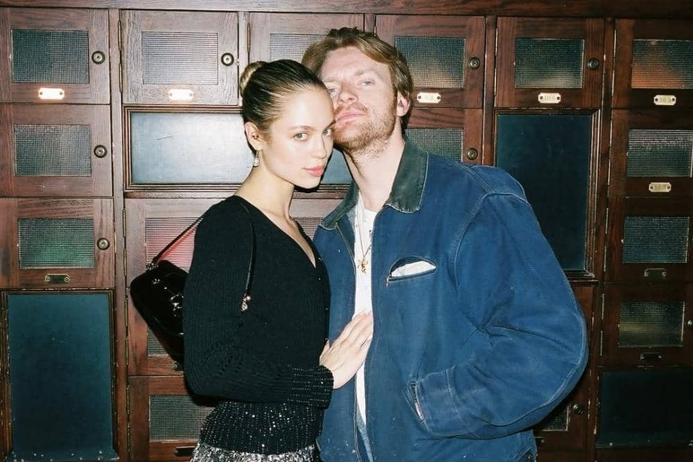 Finneas O'Connell dan Claudia Sulewski Tunangan