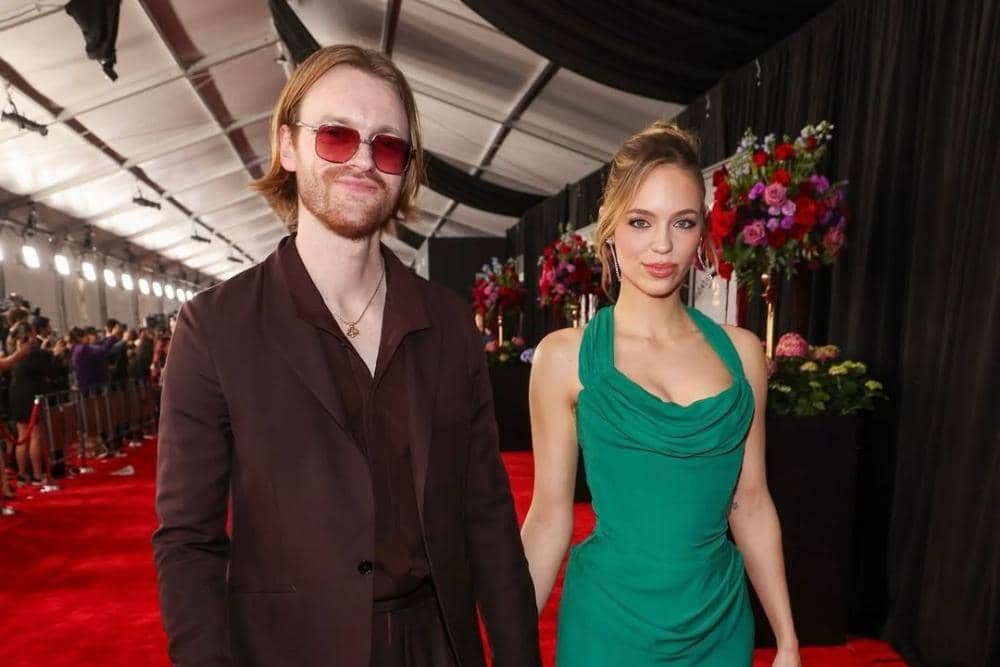 Finneas O'Connell dan Claudia Sulewski Tunangan