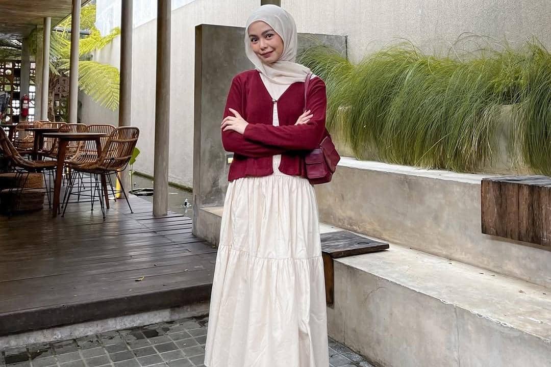 Jilbab putih selalu jadi pilihan aman untuk baju merah. Paduan ini memberikan kesan clean dan elegan tanpa terlihat berlebihan. pinterest/𝐸𝓁𝑒𝑔𝒶𝓃𝓉 𝒪𝓊𝓉𝒻𝒾𝓉