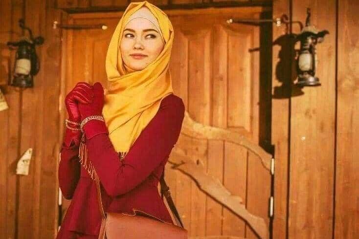 Emas memberi sentuhan mewah pada baju merah. pinterest/Gulshan Chikoo