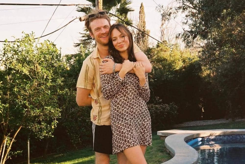 Finneas O'Connell dan Claudia Sulewski Tunangan