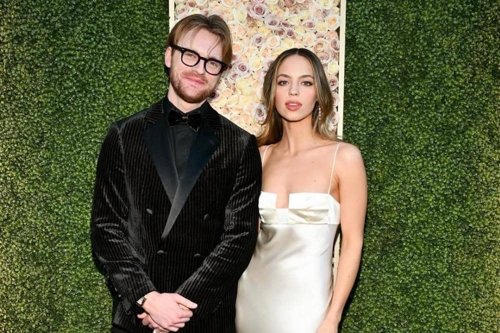 Finneas O'Connell dan Claudia Sulewski Tunangan