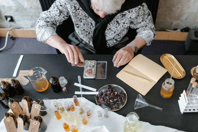 ilustrasi notes parfum Scarlett Sweet Memories