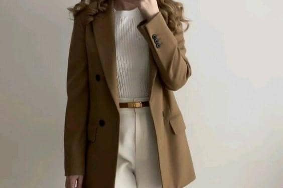 Menggabungkan gaya formal dan kasual bisa membuat warna netral lebih fleksibel. pinterest/Wren