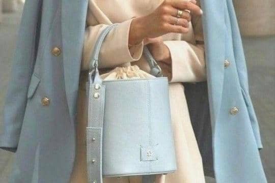 Meski dominan netral, sedikit warna terang bisa jadi aksen segar. pinterest/BRT