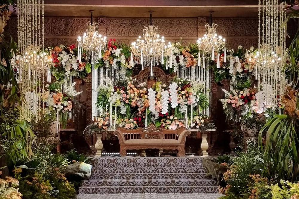 ilustrasi dekorasi pernikahan Jawa tradisional (instagram.com/sentrabunga)