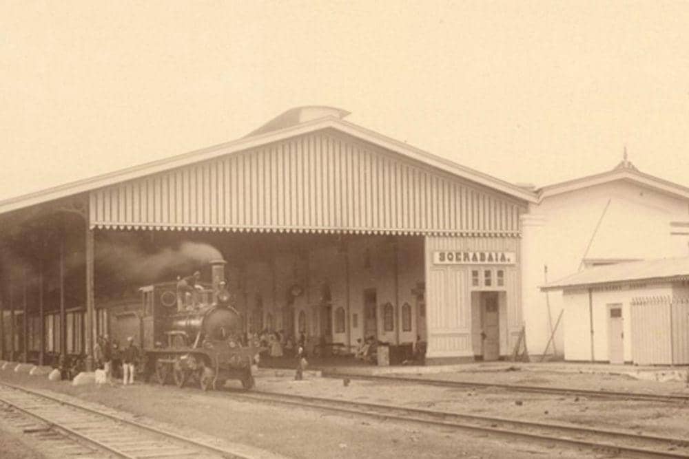 Jalur kereta api Surabaya–Pasuruan sepanjang 63 km menjadi jalur pertama milik perusahaan negara Staatsspoorwegen (SS). (media-kitlv.nl via VOI)