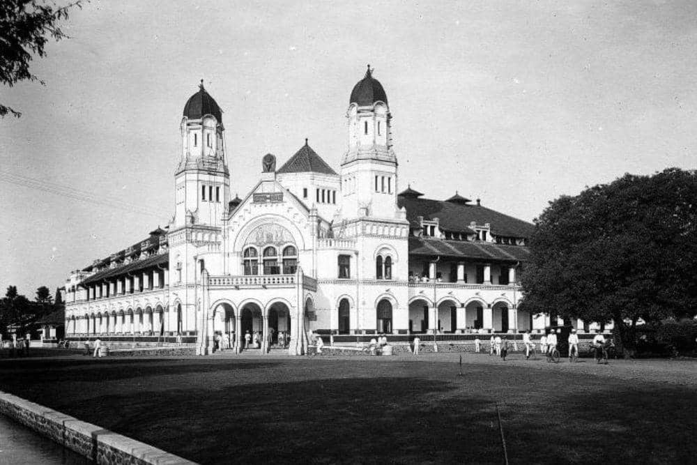Kantor pusat perusahaan NV. NISM di Semarang, yang kini dikenal sebagai Lawang Sewu. (Foto:  Wereldmuseum Amsterdam via Wikipedia)