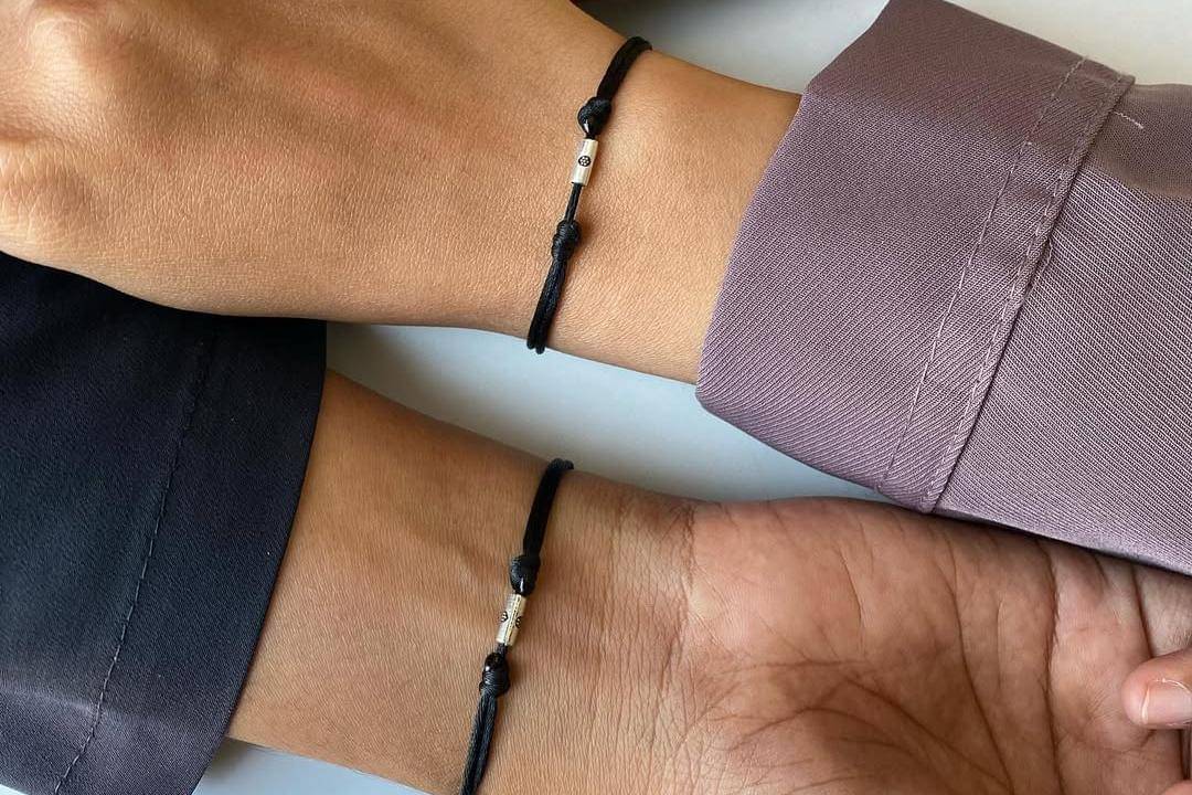 arti gelang hitam di tangan kanan dalam percintaan