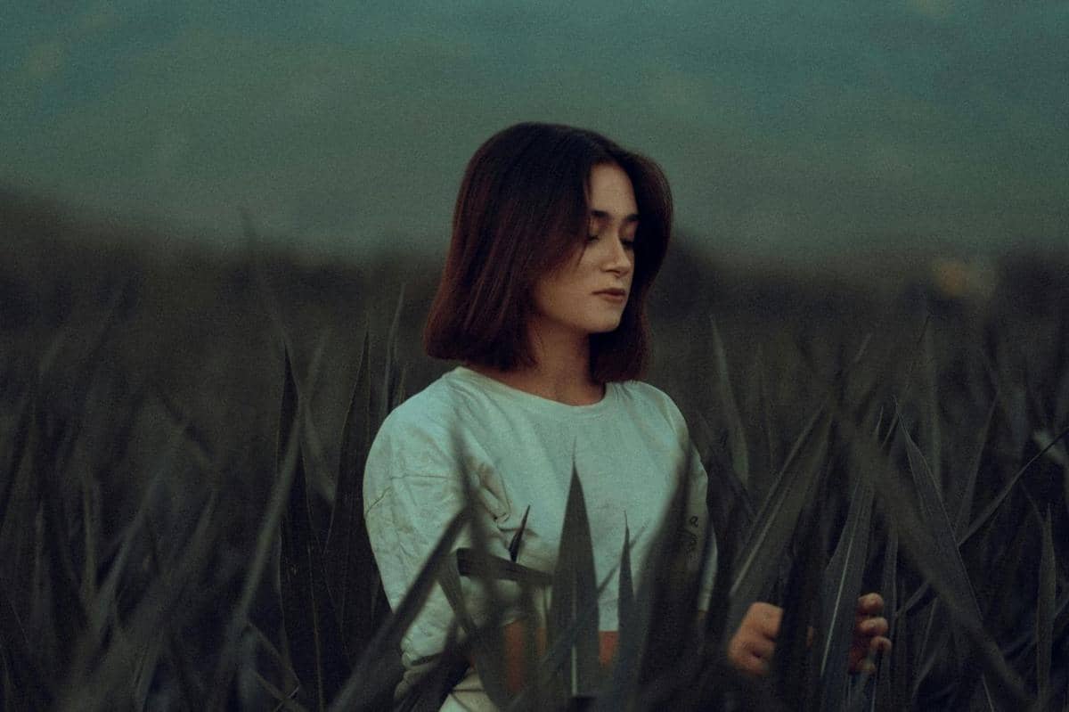 arti gelang hitam di tangan kiri dalam percintaan