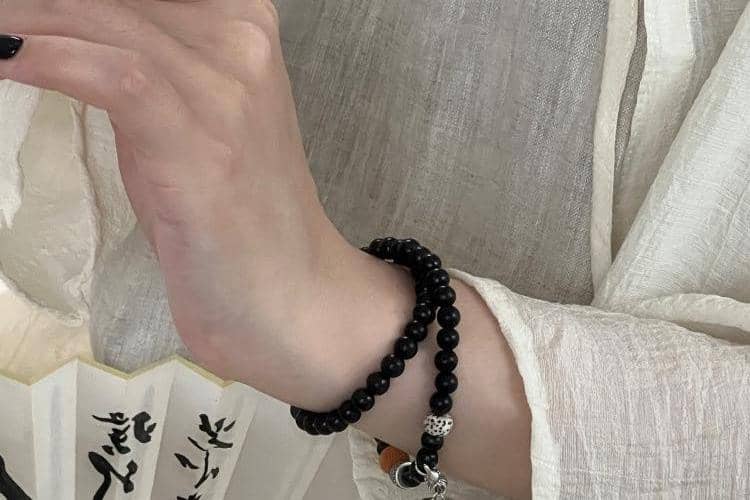 arti gelang hitam di tangan kiri dalam percintaan