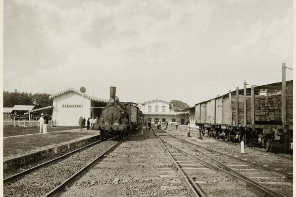 Stasiun Semarang sebagai stasiun pertama di Hindia Belanda (Indonesia) yang dioperasikan oleh NISM, dengan jalurnya yang menggunakan rel standar. (media-kitlv.nl via Wikipedia)