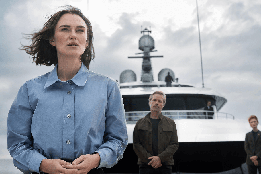 adegan dalam film The Woman in Cabin 10. (dok. Netflix/The Woman in Cabin 10)