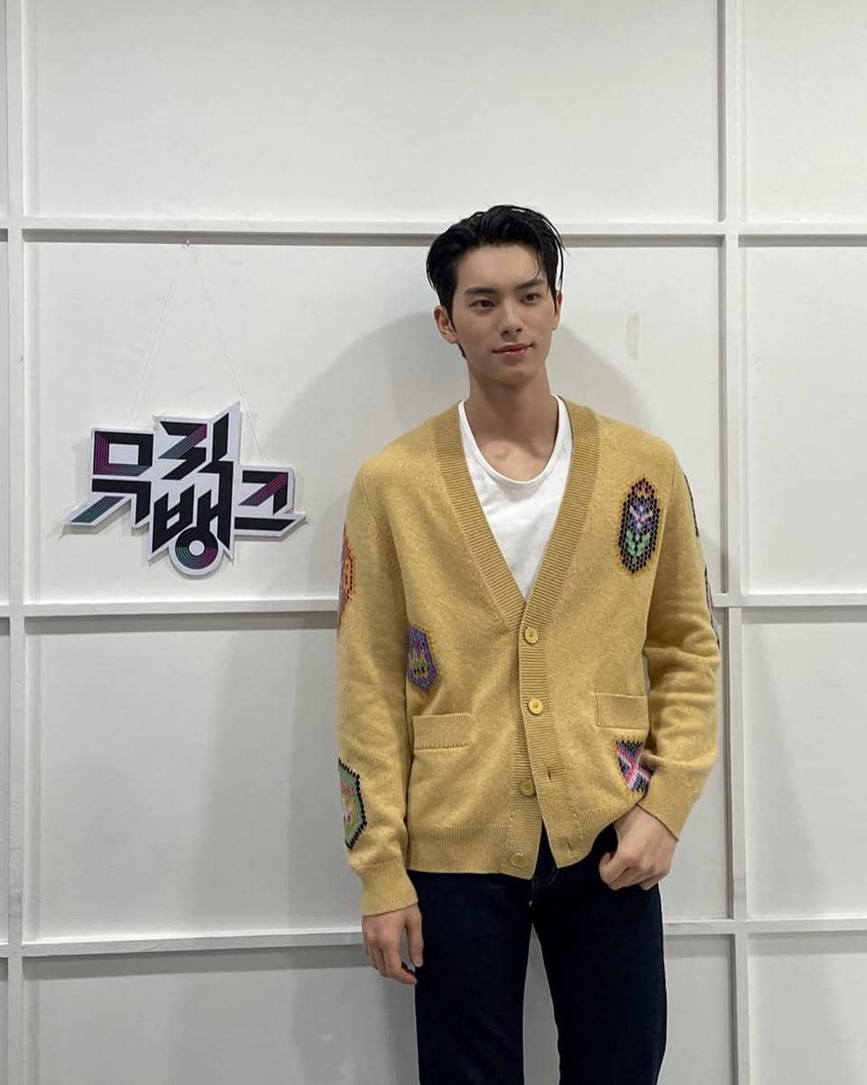 Lee Chae Min saat menjadi MC di Music Bank. (instagram.com/l.c.m____)