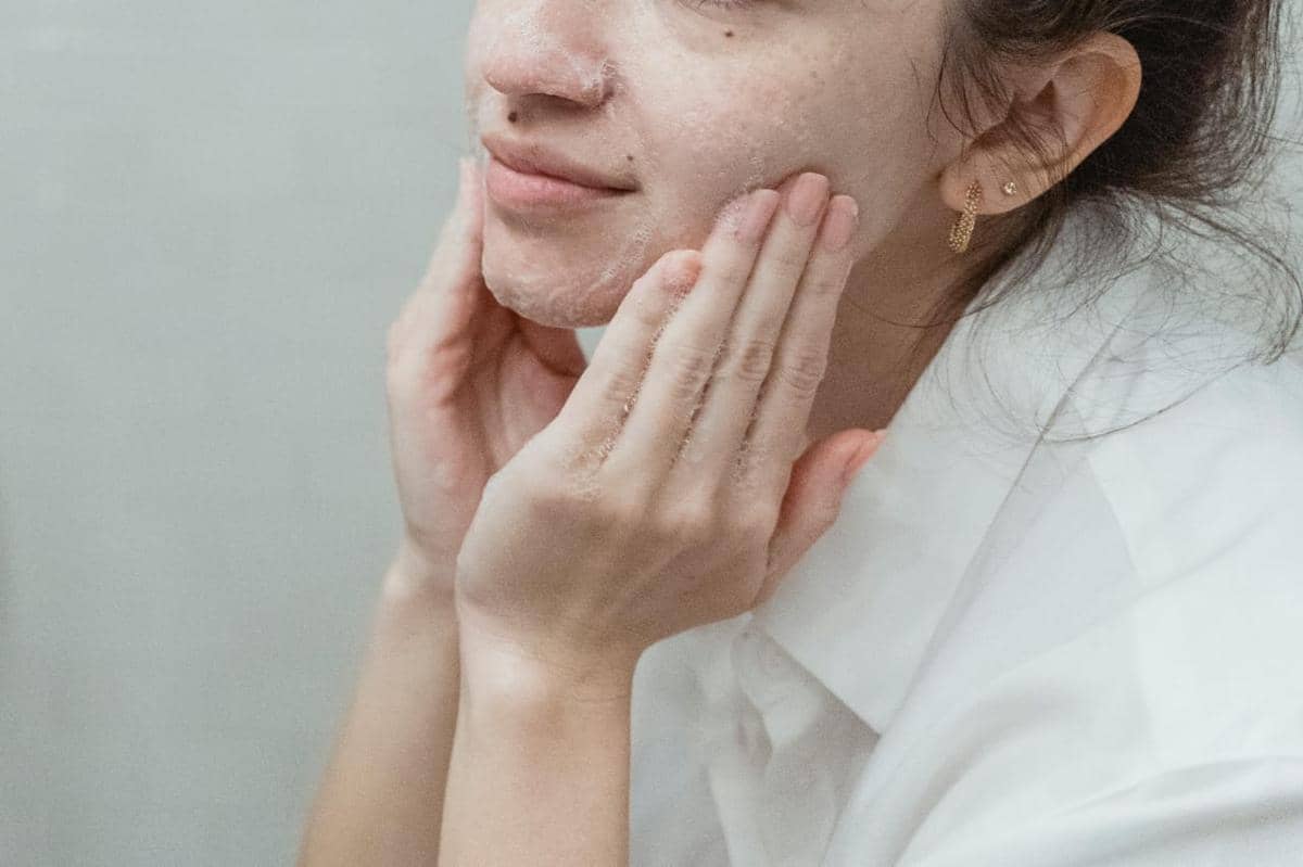 ilustrasi mencuci wajah