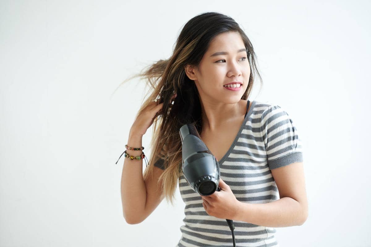 6 Kesalahan Memakai Hair Dryer yang Bikin Rambut Rusak