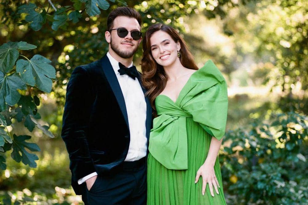 Zoey Deutch dan Jimmy Tatro Tunangan