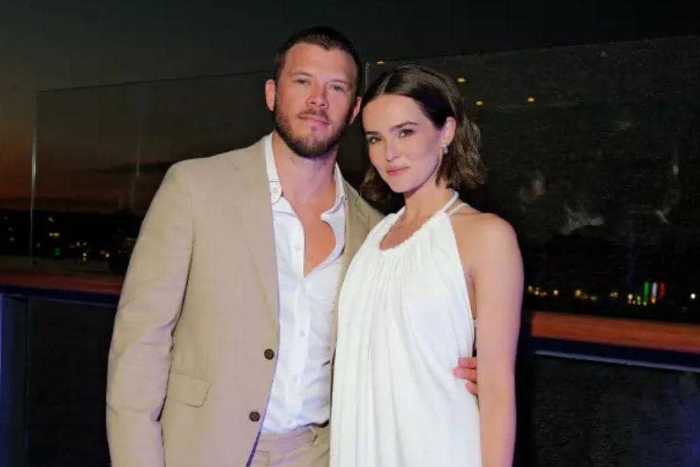 Zoey Deutch dan Jimmy Tatro Tunangan