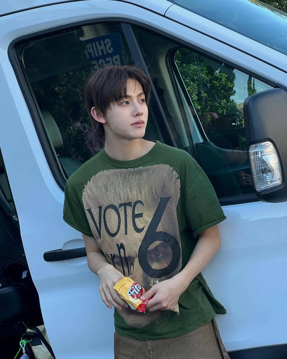 Outfit simple ala Seonghyeon CORTIS