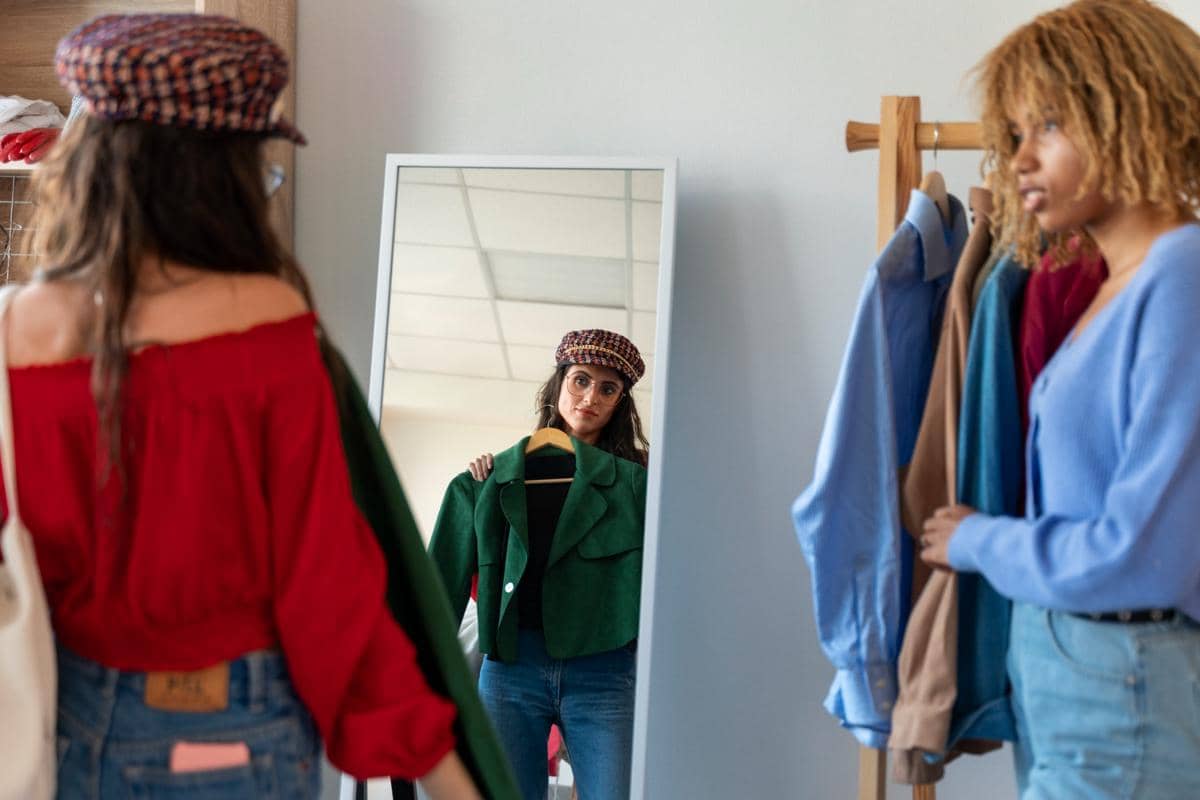 ilustrasi menyentuh baju 