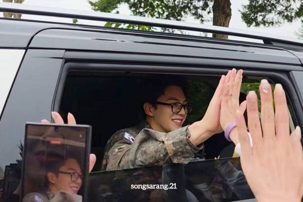 Potret Song Kang saat menyapa fans-nya yang menyambut kepulangannya usai wamil. (Foto: songsarang.21 via X/VannaPhan))