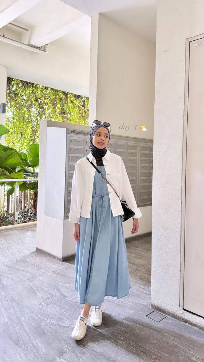 Hijab Biru Tua