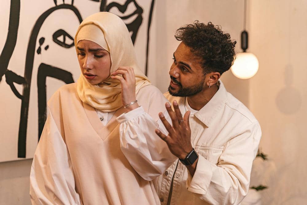 ilustrasi suami zalim terhadap istri (pexels.com/ANTONI SHKRABA production)