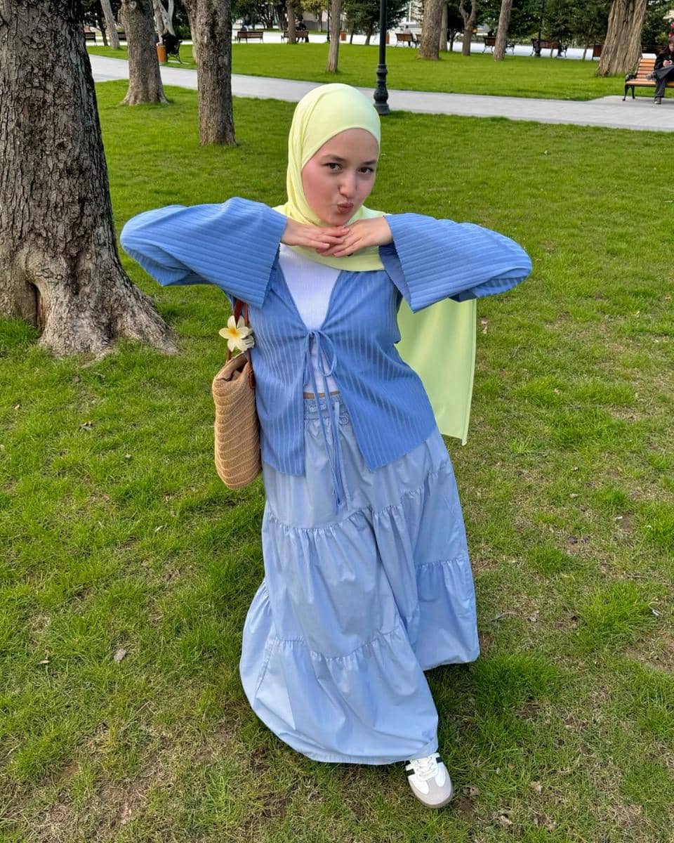 Mustard lembut atau kuning pucat