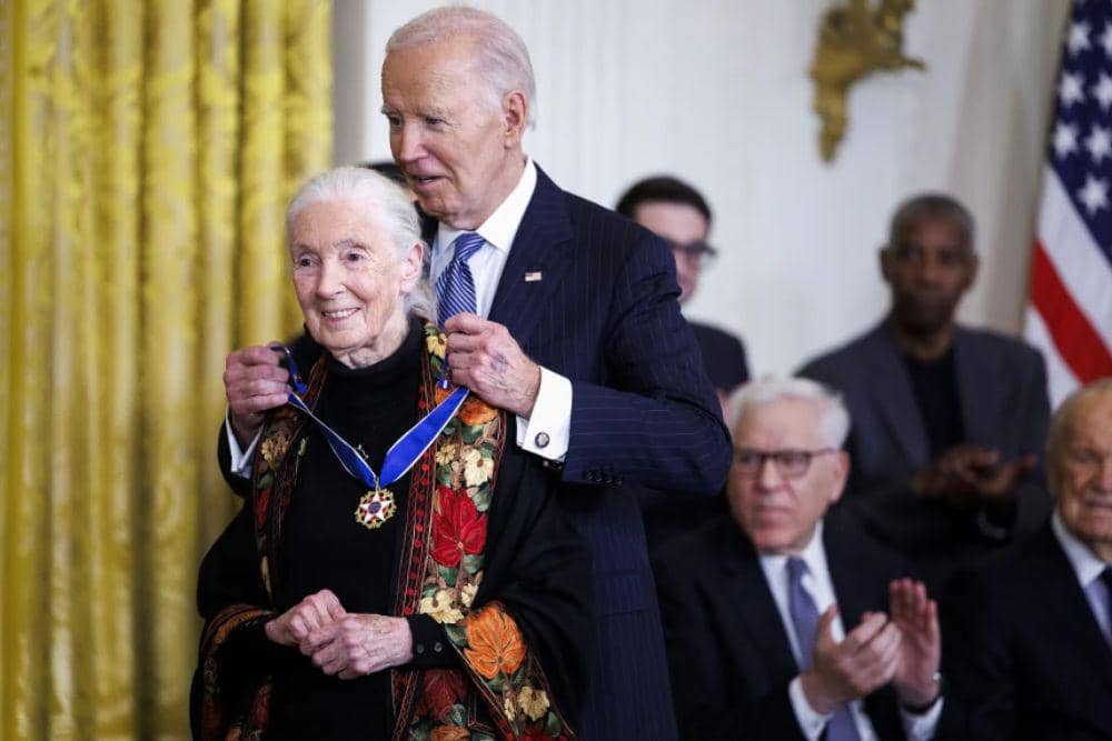 Presiden Joe Biden menganugerahi Jane Goodall, Presidential Medal of Freedom pada 2025, penghargaan tertinggi bagi warga sipil di Amerika Serikat. (Foto: Tom Brenner via NBC News)