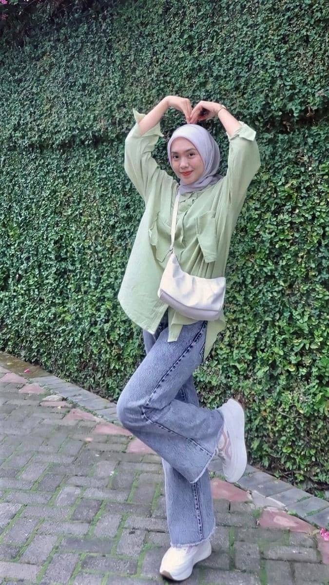 Baju Hijau Mint dengan Hijab Abu-abu Muda