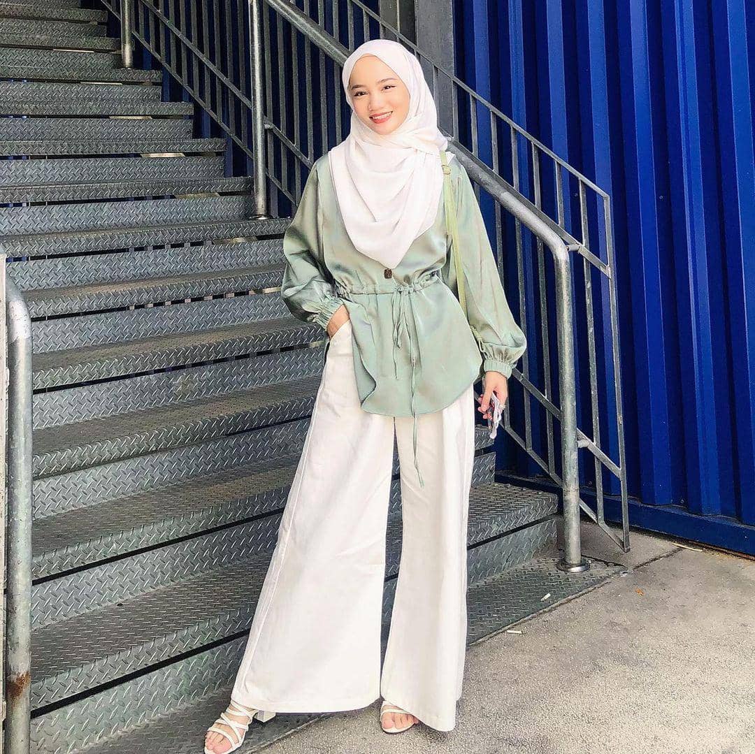 Baju Hijau Mint dengan Hijab Putih