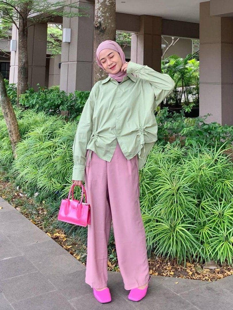 Baju Hijau Stabilo dengan Hijab Dusty Pink