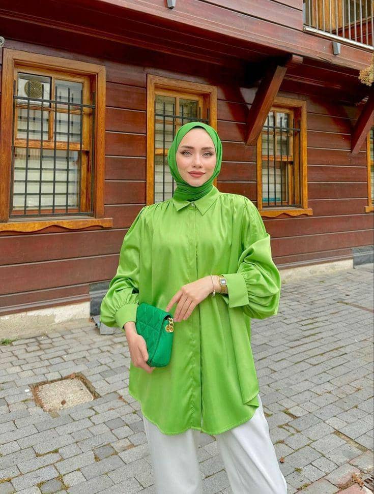 Baju Hijau Stabilo dengan Hijab Olive