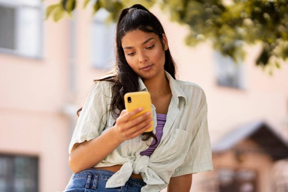 ilustrasi perempuan chatting (freepik.com/freepik)