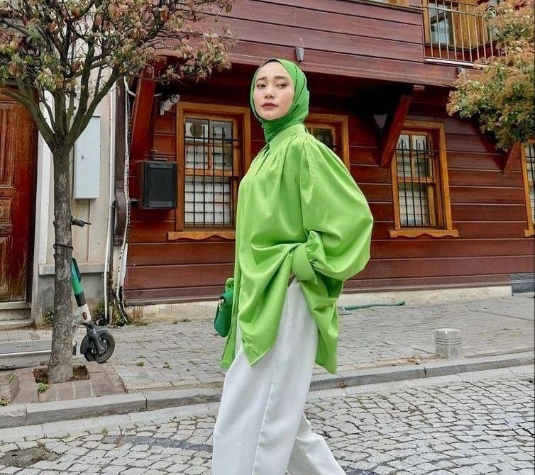 Baju Hijau Stabilo dengan Hijab
