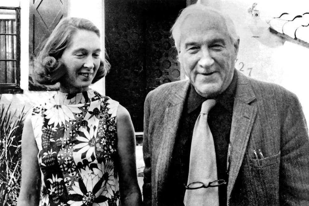 Jane Goodall bersama Dr. Louis Leakey, paleoantropolog legendaris yang membuka jalan bagi penelitian simpanse di tepi Danau Tanganyika, Tanzania. (Foto: Jane Goodall Institute via Sanctuary Nature Foundation)