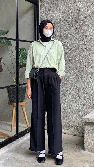 Baju Hijau Mint dengan Hijab Hitam