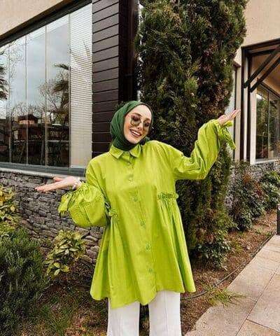 Baju hijau stabilo dan hijab hijau emerald