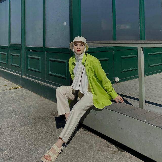 Baju Hijau Stabilo dengan Hijab Putih Gading