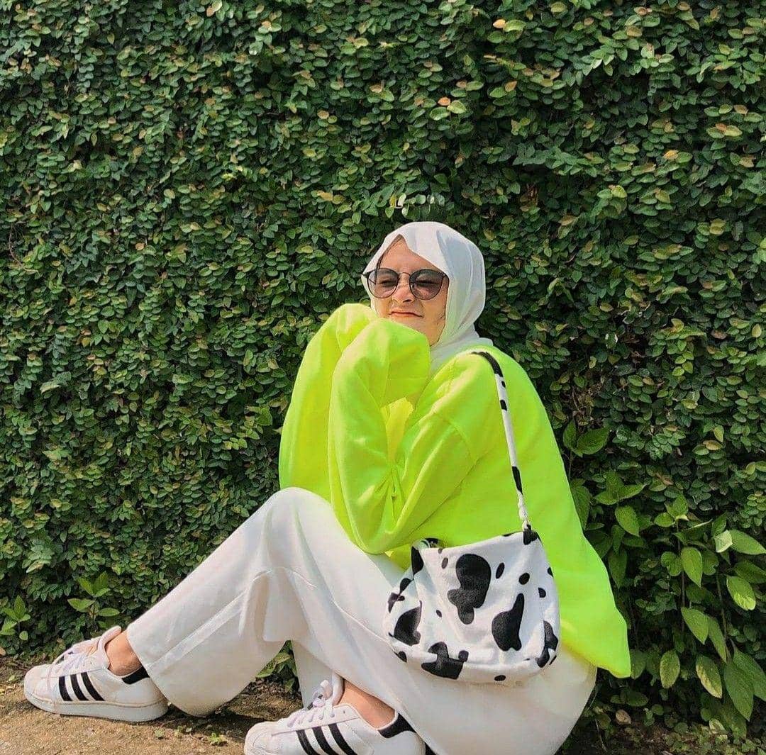 Baju Hijau Stabilo dengan Hijab Putih