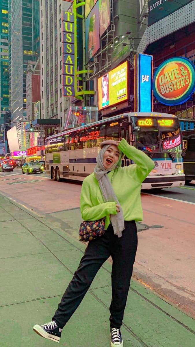 Baju Hijau Stabilo dengan Hijab Abu-abu Tua