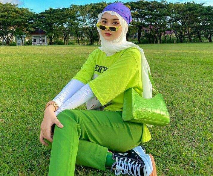 Baju Hijau Stabilo dengan Hijab 