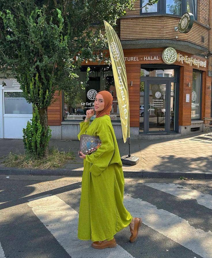 Baju Hijau Stabilo dengan Hijab Coklat Tua