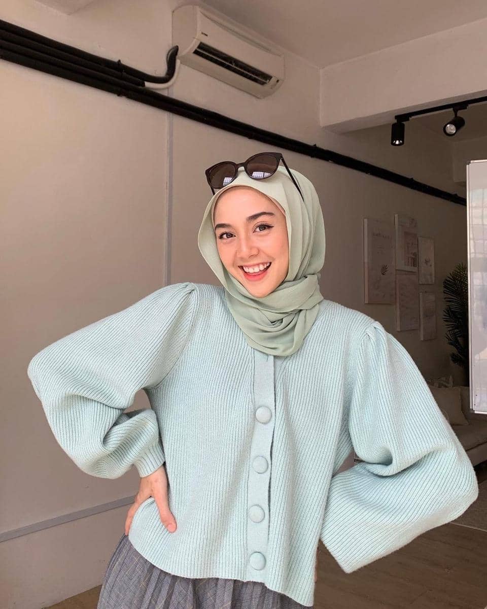 Baju Hijau Mint dengan Hijab 