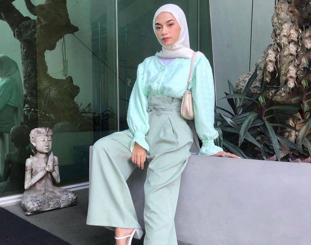 Baju Hijau Mint dengan Hijab 